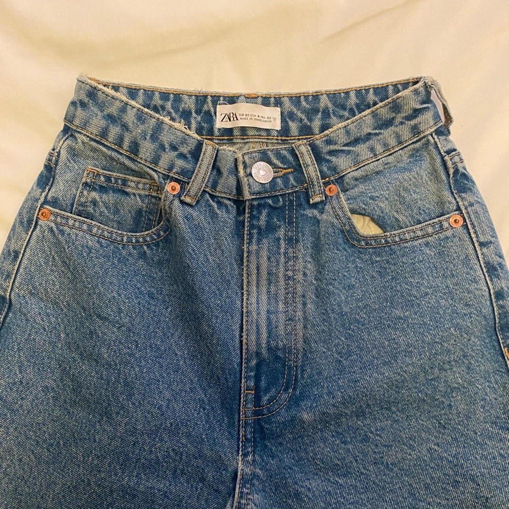 ZARA MEDIUM WASH STRAIGHT LEG JEAN